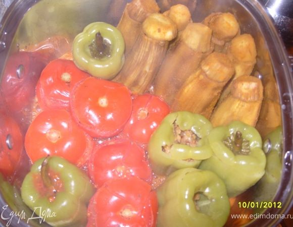 Налить в кастрюлю сок из помидоров, добавить 2 столовые ложки оливкового масла и варить на среднем огне.