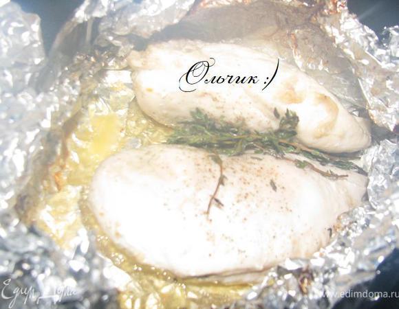 Куриное филе моем, обсушиваем бумажным полотенцем, солим, перчим, обмазываем растительным маслом и упаковываем в фольгу, в компании веточки тимьяна. Отправляем в духовку на 40-50 минут при 190. Остужаем, произвольно режем.