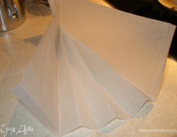 Делаем форму. Приличный отрезок пергамента складываем гармошкой и по сторонам скрепляем при помощи степлера (или стальных скрепок). Здесь одну сторону я уже скрепила.