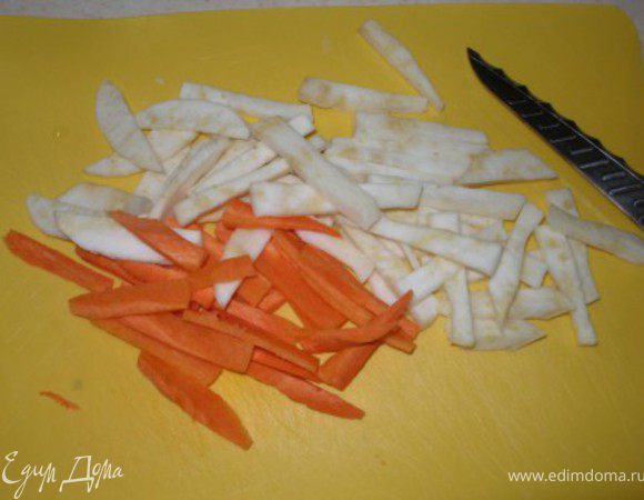 Нарезаем морковь и сельдерей. Если хотите, чтобы овощи хорошо запеклись, режьте очень тонко. Я не люблю эти овощи печеными, они у меня были скорее как салат с легеньким припеком.