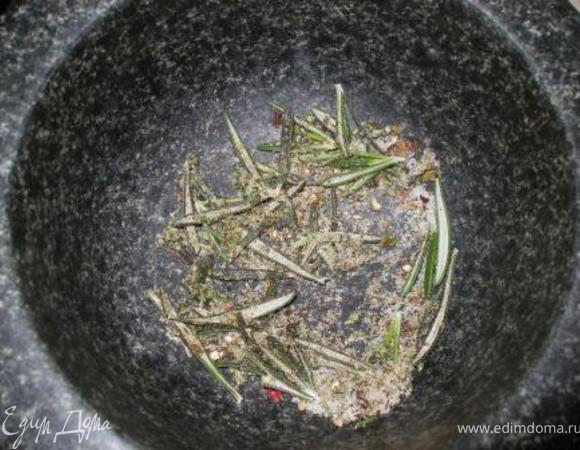 В ступке растираем листья розмарина, перец, соль и чеснок. На этот раз я чеснок не клала))