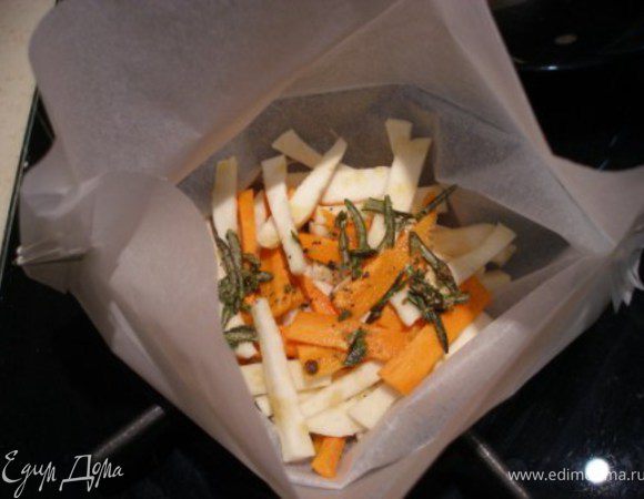 Морковь и сельдерей выкладываем в форму, заливаем половиной соуса.
