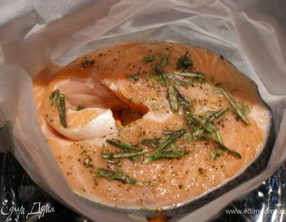 На овощи кладем рыбу и выливаем на нее остатки соуса.