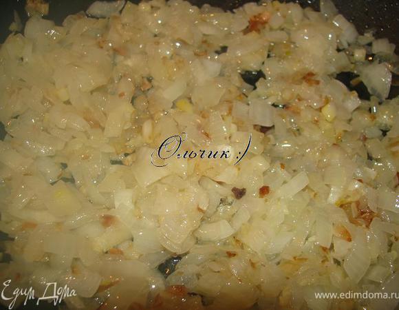 Чеснок, лук режем мелко, отправляем на разогретую сковороду вместе с растительным маслом, поджариваем до легкого золотистого цвета. 