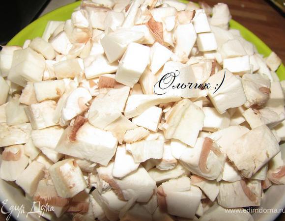 Шампиньоны чистим, режем кубиками, поджариваем на другой сковороде на растительном масле.
