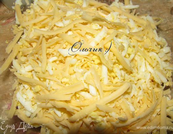 Для сырной начинки смешиваем тертый сыр с тертыми вареными яйцами. Если сыр недостаточно соленый - исправьте это))