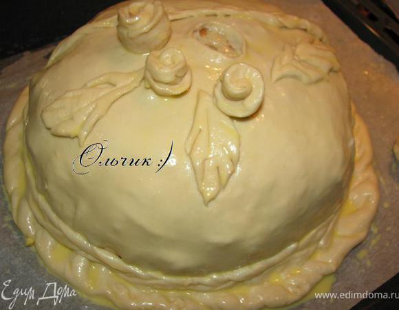 Выкладываем сырную начинку, укрываем блином, проходимся маслицем, повторяем слои еще раз. На последний, смазанный маслом блинчик выкладываем раскатанное тесто, в диаметре оно еще на 2 см больше круга-основы. Защипываем края. Укладываем косичку из теста по краю пирога, украшаем розочками и листочками из остатков теста. Смазываем взбитым с молоком желтком. Выпекаем 30 минут при 190.