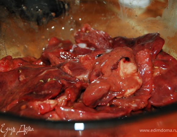 Печенку очистила от пленок,помыла,обсушила.Замариновала на мин 15.Для этого печенку посолили,поперчила,добавила растертый кориандр,приправила оливковым маслом.