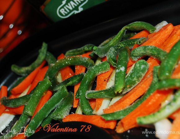 Овощи почистила ,нарезала брусочками.Выложила на противень пароварки слоями:Сельдерей,морковь,фасоль.Посолила,поперчила,сбрызнула оливковым маслом.