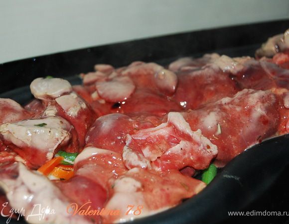 Овощи поставила готовится в пароварку на 10мин.Через 10 мин выложила на овощи маринованную печенку.И оставила готовится еще на 12-15мин.