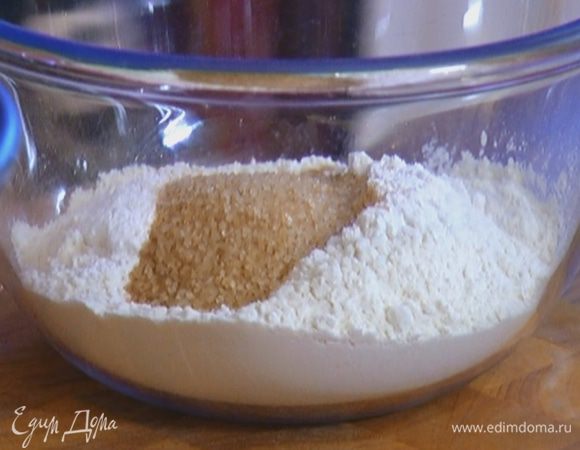 Муку перемешать с сахаром, кокосовой стружкой, солью и разрыхлителем.