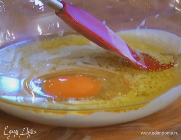 Кокосовое молоко соединить с оливковым маслом, добавить яйцо, все перемешать.