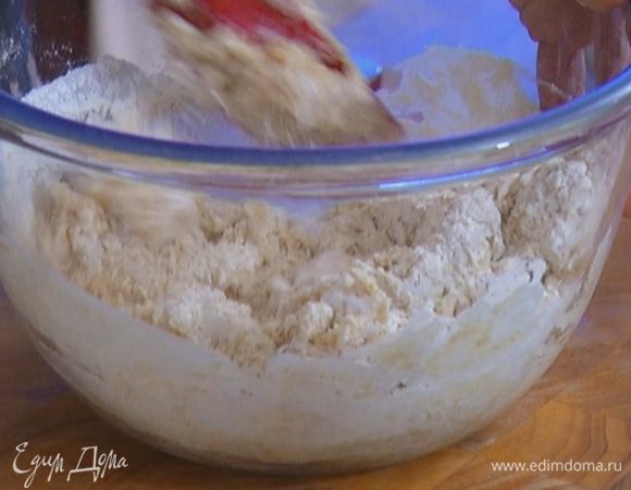Влить молочную массу в муку и все вымешать.