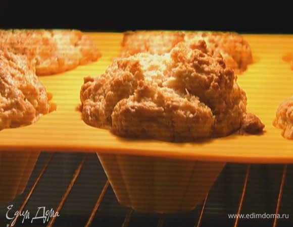 Отправить маффины в разогретую духовку на 20 минут.