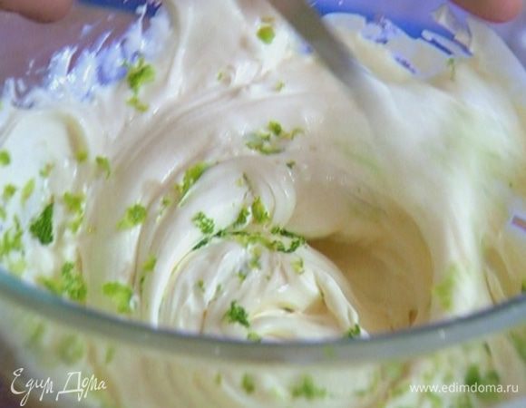 Приготовить крем: соединить сметану и сливочный сыр, добавить сахарную пудру и натертую цедру, вымешать.