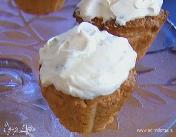 Готовые маффины остудить, затем вынуть из формочек и украсить кремом.