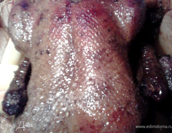 Через указанное время выкладываем к утке яблоки и утиную печень, полив их утиным соком. Отправляем в духовку ещё на 30 мин. Утку продолжаем поливать соусом каждые 10 мин. Последние 15 мин я включала режим турбогриль, чтобы утка получше зарумянилась. Если такого режима нет, то нужно увеличить температуру на последнем этапе до 220 гр. За 5 минут до готовности повернула утку вверх спинкой, чтобы и она зарумянилась!
В общей сложности блюдо готовилось примерно 2,5 часа.
