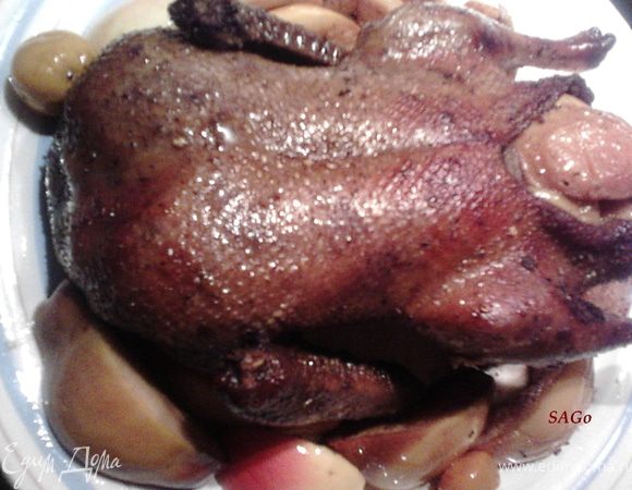 Готовую утку выкладываем на тёплое блюдо, рядом гарнир из яблок и айвы, накроем фольгой, чтобы мясо "отдохнуло". Мы выставляем утку на стол целиком, а потом глава семьи торжественно её разрезает под вожделенные взоры собравшихся!:) Приятного аппетита и счастливых праздников!