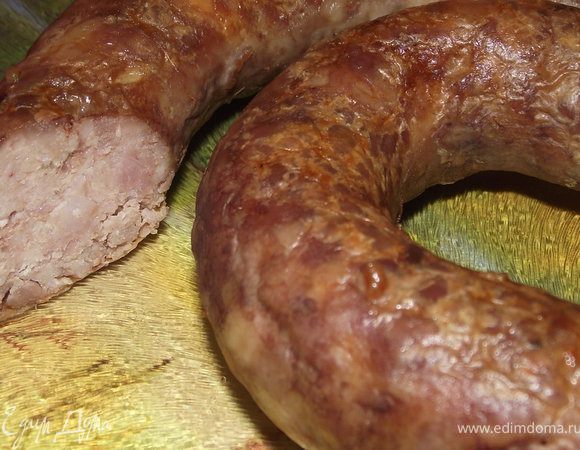 Свинину порезать на куски и на ночь замариновать в вине с орегано
Затем свинину высушить салфеткой и посечь ножом на мелкие кусочки.Также на небольшие кусочки порезать филе курицы.А жир с шкурками -перемолоть на мясорубке.Все смешать ,добавить специи по вкусу,посолить.И поставить в холодильник на 3 часа.
Берем колбасную оболочку и наталкиваем ее фаршем. На протвить налить немного воды, кладем колбасу и в нескольких местах прокалываем ее иглой.
Помещаем в духовку и печем до готовности.
Смачного