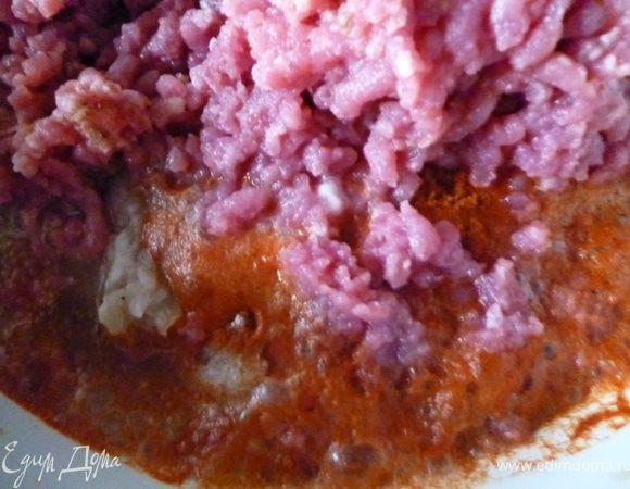 Сначала приготовим фарш:мясо пропустить через мясорубку вместе с половинкой луковицы,добавить соль,черный перец,паприку,соду и минеральную воду(именно сода и вода придают котлеткам пышность и совсем не чувствуются в готовом изделии).Хорошо вымешиваем фарш до однородности и отправляем его в холодильник минимум на 12 часов.(лучше всего на сутки)для созревания.
