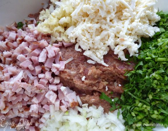 Сыр натираем на крупной терке,грудинку нарезаем мелким кубиком,чеснок раздавить и тоже мелко нарезать,луковицу нарезать очень мелко.Зелень тоже нарезать мелко.