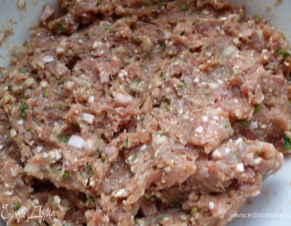 Достаем фарш из холодильника и добавляем к нему все нарезанные продукты,хорошо перемешиваем. 