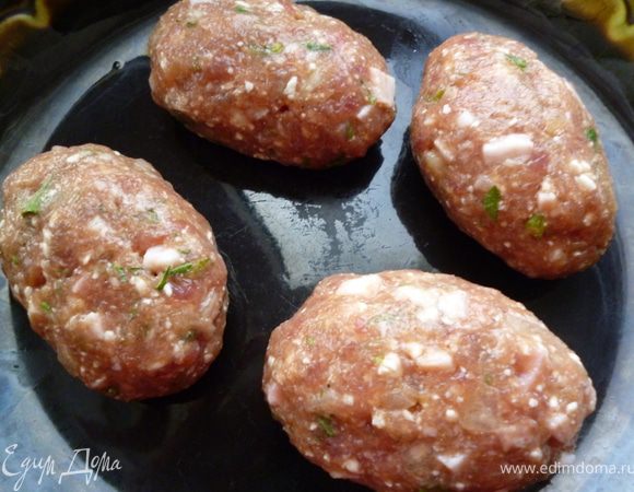 Смочив руки водой формуем котлеты и обжариваем котлетки с двух сторон на не очень сильном огне до румяного цвета.Складываем их в кастрюльку ,даем постоять под крышкой несколько минут и затем подаем их с любым гарниром или салатом.Приятного вам аппетита!