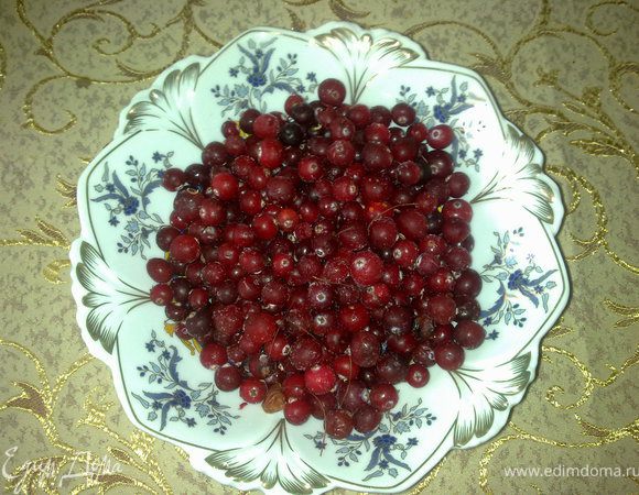 -------------------Брусничный соус.
Бруснику промыть, протереть через сито, мякоть смешать с сахарным песок можно добавить пряную травку, даже лавр, но чуть чуть, 
добавить четверть стакана красного вина и все это уварить. Процедить остудить.
