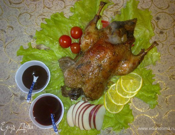 Секреты........
Пиво желательно выбирать менее алкогольное, но ароматное. Утки продаются, немецкие белорусские, но их все равно желательно опалить. Я утку тушу т.е у меня утка не вся покрыто пивом, а на половину. В оригинальном рецепте заливается вся.