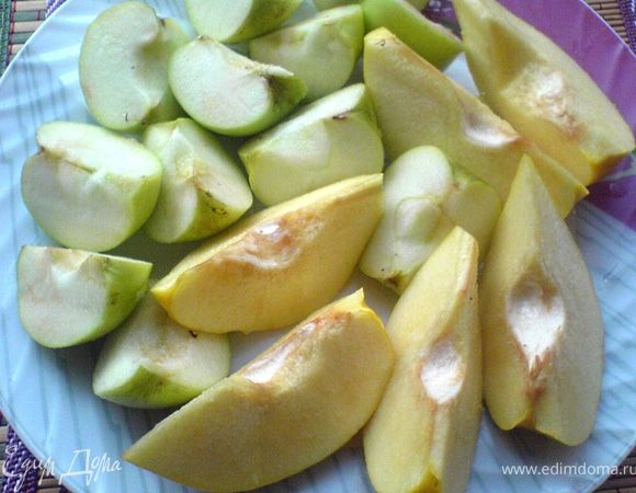 Подготовим айву и яблоки для начинки. Одну айву разрежем на 6 частей вдоль, сбрызнем лимонным соком. Одно крупное или два мелких  яблока (Семеренко) также разрежем на 6 частей каждое.