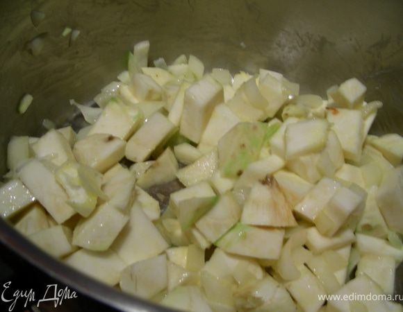 Шинкуем лук, сельдерей режем кубиками и обжариваем минут 5. Заливаем бульоном и готовим минут 15 (до мягкости овощей).
