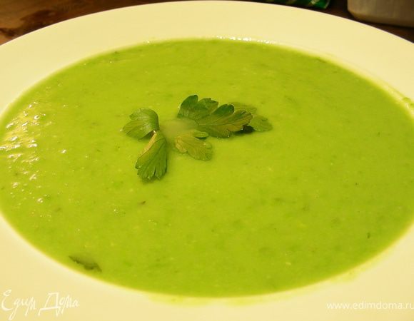 С помощью блендера превращаем суп в пюре. Солим, перчим по вкусу. Прогреваем его как следует. Разливаем по тарелкам и подаем. Приятного аппетита))