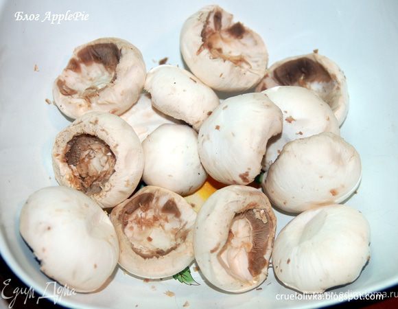 Шампиньоны помыть, обсушить, удалить ножку. 