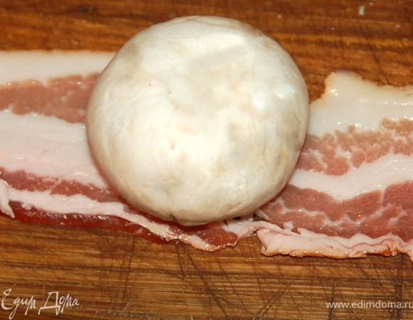 Гриб положить шляпкой вниз на ломтик ветчины.