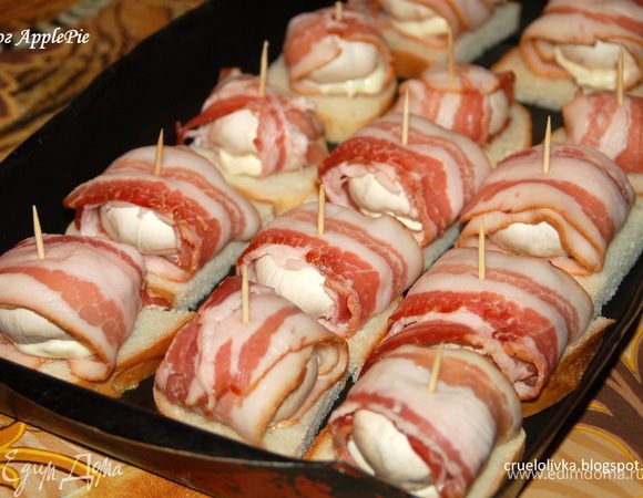 В форму для запекания постелить пекарскую бумагу или смазать растительным маслом. Грибы выложить в форму и поставить в предварительно разогретую до 180 градусов духовку на 5-7 минут.