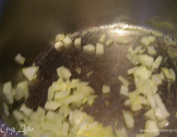 Разогреваем масло, шинкуем лук и обжариваем его минут 5 до мягкости. Добавляем муку, тщательно помешиваем, готовим еще 1 минуту.
