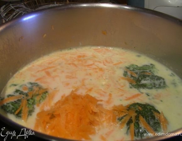 Трем морковь. Шпинат можно порезать произвольно, я его не резала, так как он у меня был замороженный. Добавляем овощи в кастрюлю и готовим на небольшом огне минут 12-15. Солим, перчим, добавляем мускатный орех.
