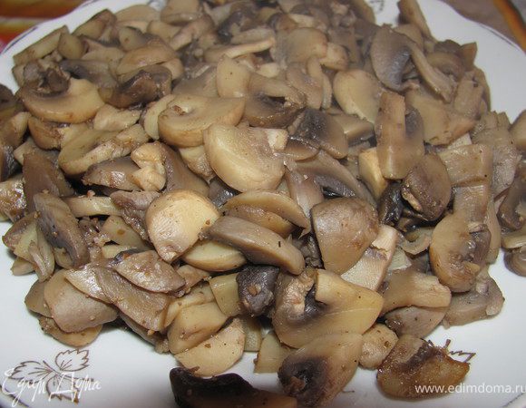 Шампиньоны помыть, порезать, выложить на сковороду и тушить в собственном соку, пока не испарится вся вода. Посолить, поперчить, добавить немного кориандра.