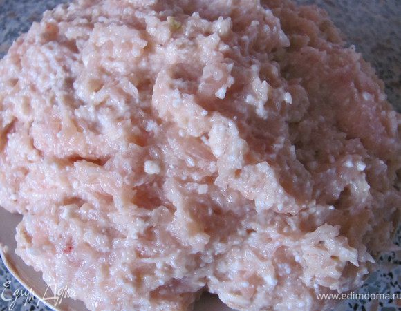 В готовый фарш добавить предварительно размоченные в горячем молоке овсяные хлопья, творог (чтобы творог был мягкий, его нужно хорошо взбить в блендере), майонез, яйцо, посолить, поперчить и очень хорошо все перемешать.