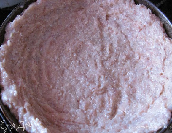 Форму для выпекания смазать оливковым маслом, положить в нее фарш и мокрыми руками сделать бортики.