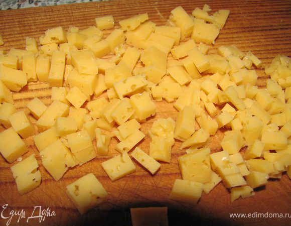 Твердый сыр мелко порезать.
