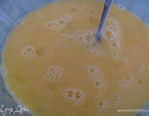 Приготовить омлет. В миске с помощью вилки взбить яйца, молоко, соль и сахар.