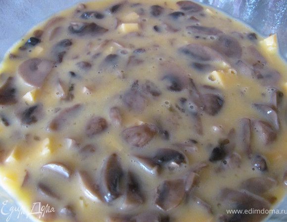 В омлетную смесь добавить грибы и сыр.