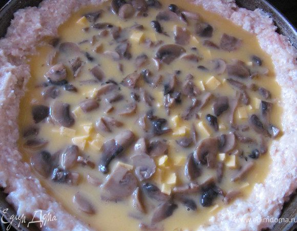 В мясное лукошко вылить омлет с начинкой