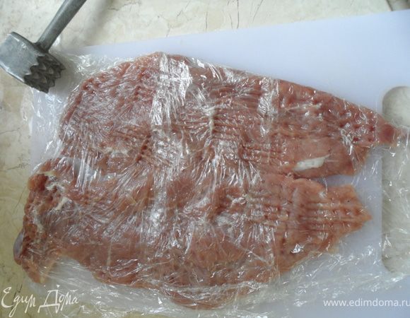 Накрыть вырезки кухонной пленкой  и чуть отбить тяпкой. Посолить,поперчить по вкусу.