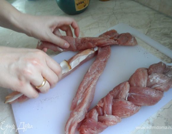 На среднюю полоску выкладываем Пршутто или бекон и начинаем заплетать косичку.