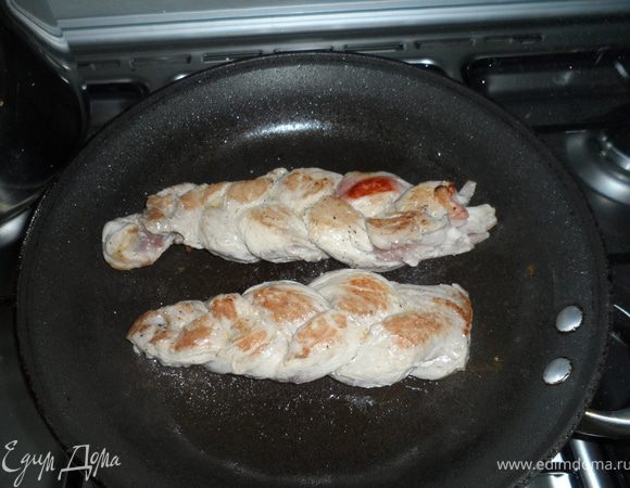 Обжариваем косички на разогретой сковороде в растительном масле до золотистой корочки пару минут, выкладываем на тарелку.