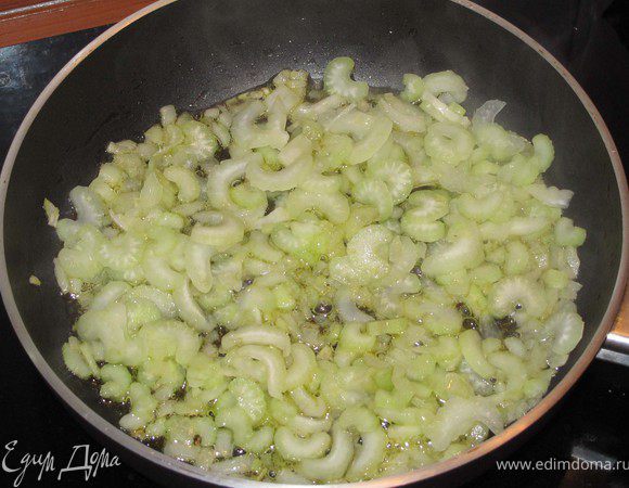 Поджарьте несколько минут на оливковом масле мелко порезанную луковицу и стебли сельдерея.