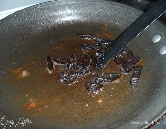 На оставшемся масле обжариваем нарезанные на полоски сливы.