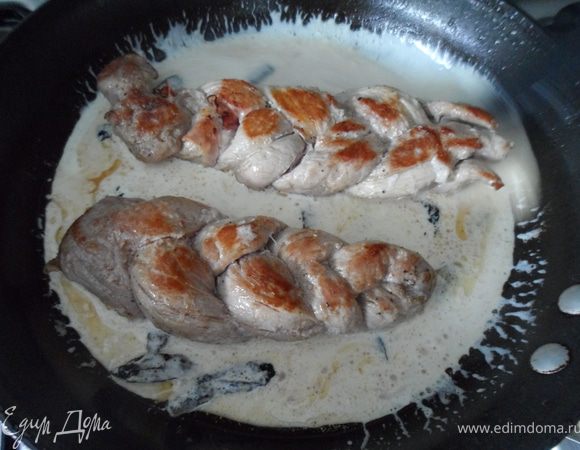 Далее добавляем Сливовицу (у меня Граппа), даем пару минут выкипеть, добавляем сливки, возвращаем свиные косички и даем покипеть под закрытой крышкой 10-15 минут, до готовности свинины.
Подавать с макаронами по вашему выбору или с ньокки!